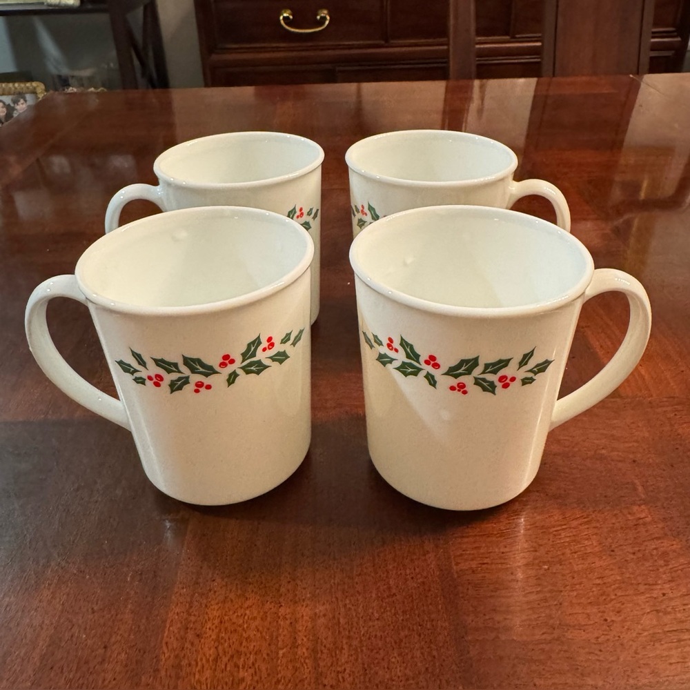 Vintage Corelle By Corning Winter Holly Days Christmas Set of 4 Mugs Cups